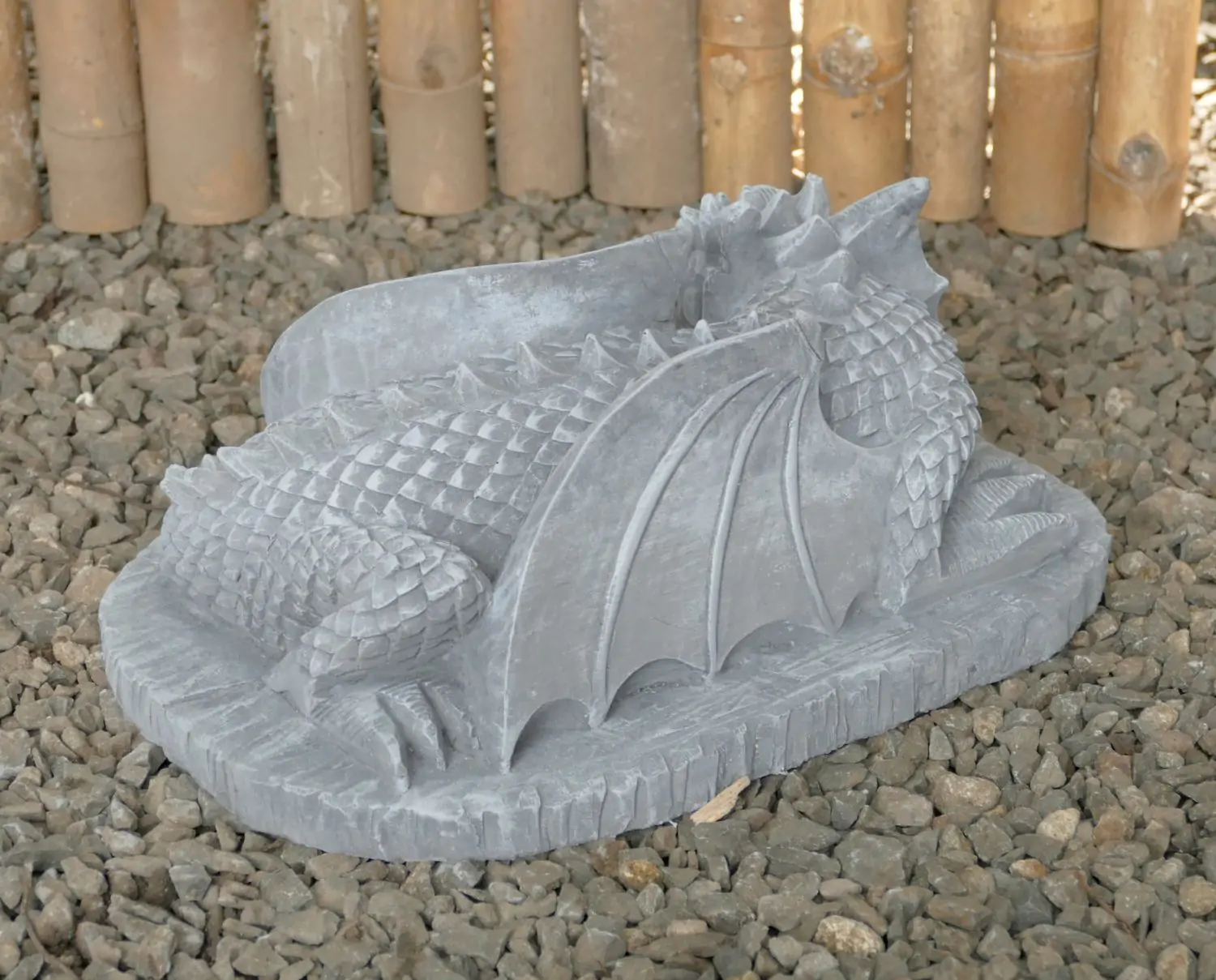 Artikelbild 3 des Artikels “Jaro -Liegender Drache auf Sockel, 30cm L | Steinguss “